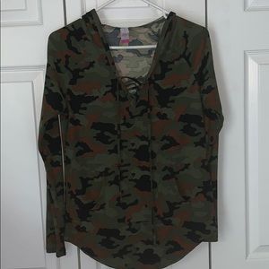 Long sleeves shirt with hoodie, v neck and tied.